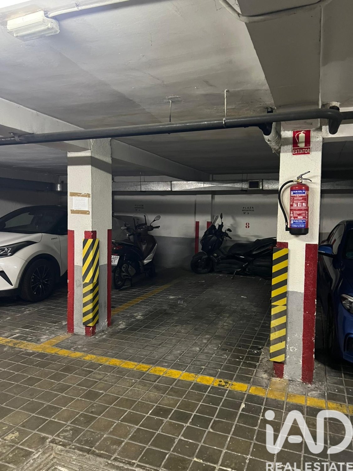 Garage in Madrid, Spain No. 184666