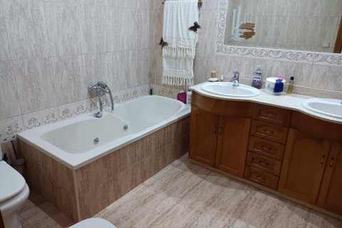Townhouse for sale Cox, Alicante, Spain 4 bedrooms, 300 sq.m. No. 137981 - photo 17