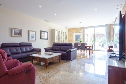 House for sale in Mataro, Barcelona, Spain 6 bedrooms, 390 sq.m. No. 168078 - photo 18