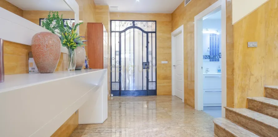 House in Mataro, Barcelona, Spain 6 bedrooms, 390 sq.m. No. 168078