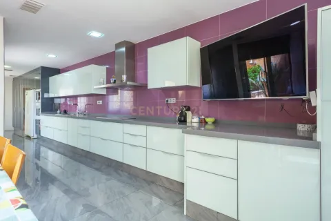 House for sale in Mataro, Barcelona, Spain 6 bedrooms, 390 sq.m. No. 168078 - photo 29