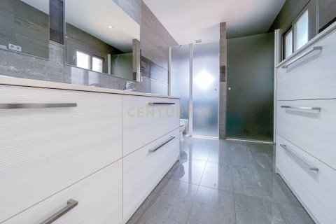 House for sale in Mataro, Barcelona, Spain 6 bedrooms, 390 sq.m. No. 168078 - photo 14