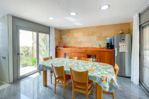 House for sale in Mataro, Barcelona, Spain 6 bedrooms, 390 sq.m. No. 168078 - photo 2