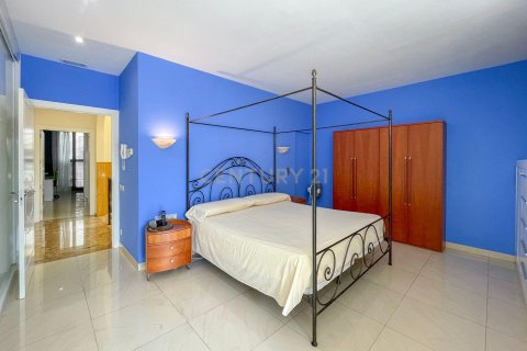 House for sale in Mataro, Barcelona, Spain 6 bedrooms, 390 sq.m. No. 168078 - photo 11