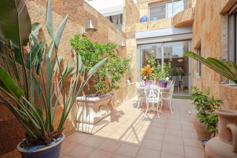 House for sale in Mataro, Barcelona, Spain 6 bedrooms, 390 sq.m. No. 168078 - photo 3