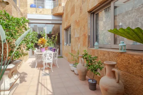House for sale in Mataro, Barcelona, Spain 6 bedrooms, 390 sq.m. No. 168078 - photo 4