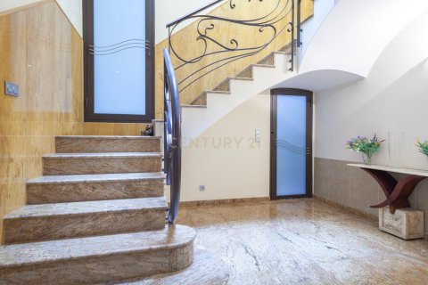 House for sale in Mataro, Barcelona, Spain 6 bedrooms, 390 sq.m. No. 168078 - photo 16