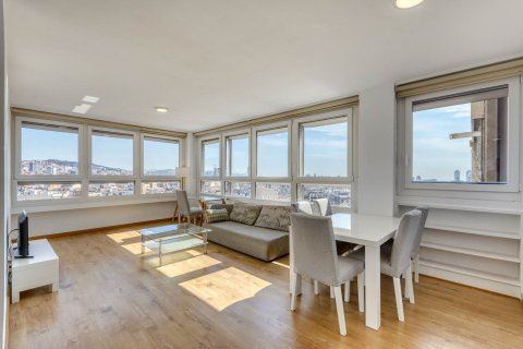 Apartamento en venta en Barcelona, España 3 dormitorios, No. 140882 - foto 2