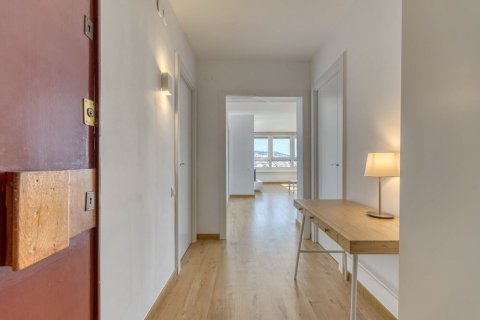 Apartamento en venta en Barcelona, España 3 dormitorios, No. 140882 - foto 9