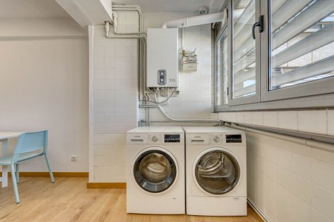 Apartamento en venta en Barcelona, España 3 dormitorios, No. 140882 - foto 12