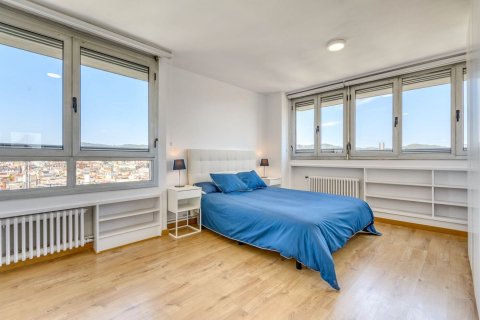 Apartamento en venta en Barcelona, España 3 dormitorios, No. 140882 - foto 15