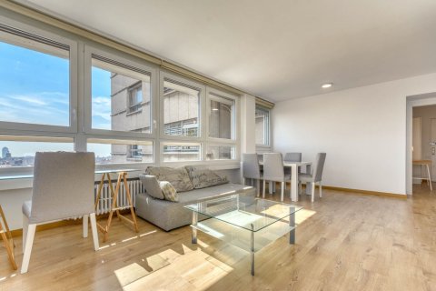 Apartamento en venta en Barcelona, España 3 dormitorios, No. 140882 - foto 5