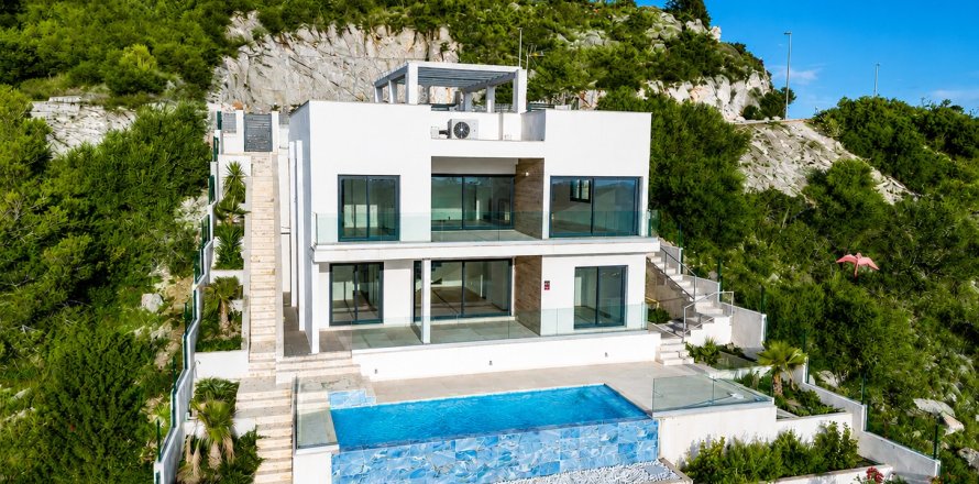 Villa in Cala Millor, Mallorca, Spain 4 bedrooms, 257 sq.m. No. 181029
