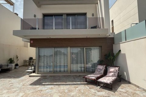 Villa for sale in Villamartin, Alicante, Spain 3 bedrooms, 195 sq.m. No. 146427 - photo 2