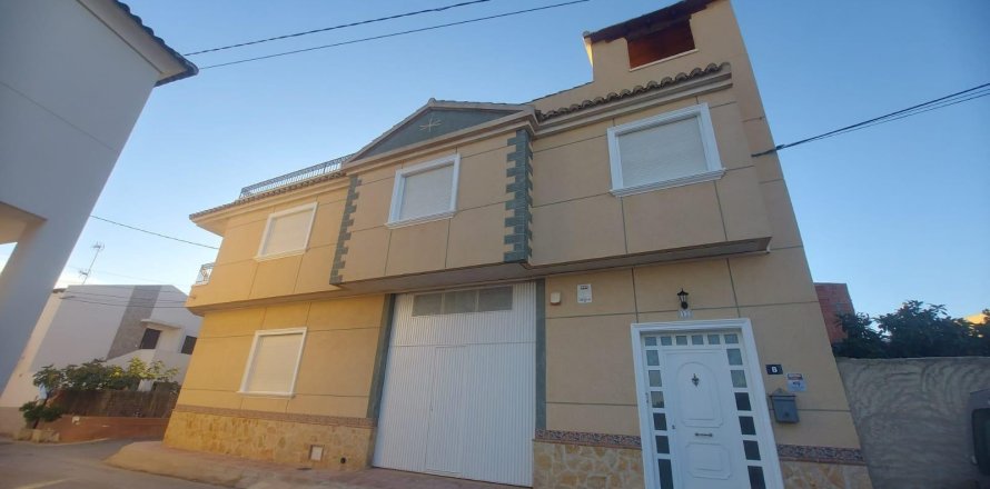 Commercial property in Orihuela, Alicante, Spain 3 bedrooms, 132 sq.m. No. 168768