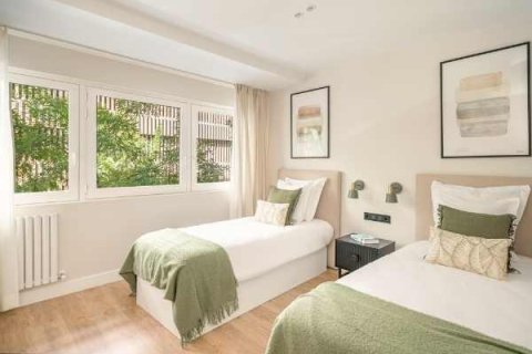 Apartment for sale in Madrid, Spain 2 bedrooms, 135 sq.m. No. 165462 - photo 12