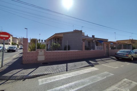 Villa en venta Torrevieja, Alicante, España 4 dormitorios, 195 m2 No. 113168 - foto 1