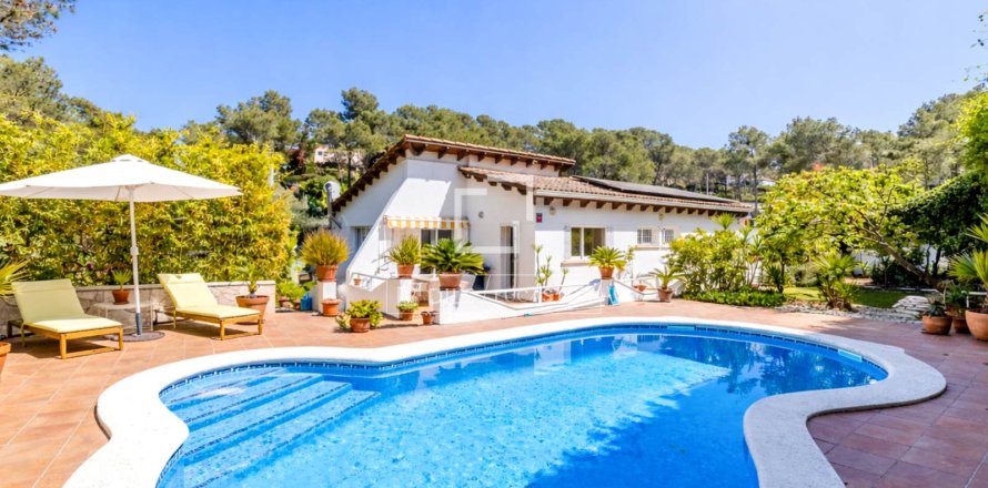 Villa in Sitges, Barcelona, Spain 4 bedrooms, 254 sq.m. No. 164885