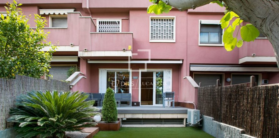 Villa in Alella, Barcelona, Spain 3 bedrooms, 267 sq.m. No. 164884