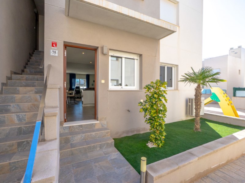 Apartment in Torrevieja, Alicante, Spain 2 bedrooms,  No. 151827