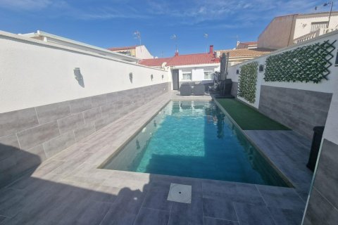 Villa en venta en Torrevieja, Alicante, España 2 dormitorios, 68 m2 No. 140546 - foto 1