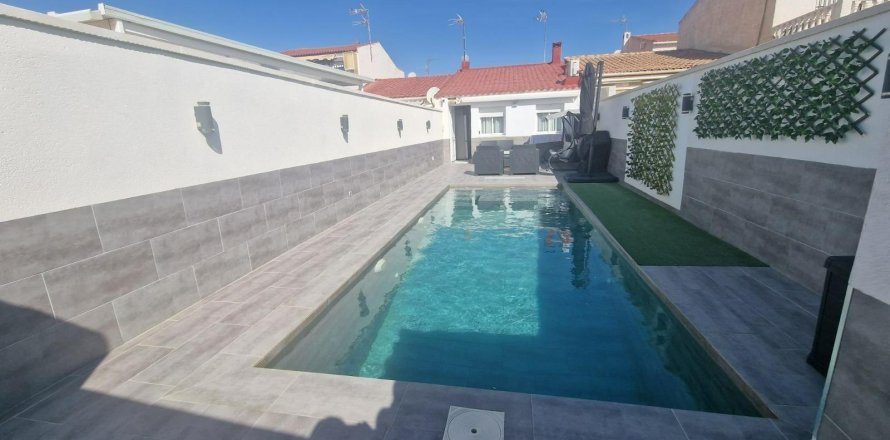 Villa en Torrevieja, Alicante, España 2 dormitorios, 68 m2 No. 140546