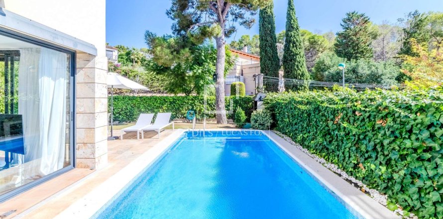 Villa in Sitges, Barcelona, Spain 4 bedrooms, 217 sq.m. No. 150365