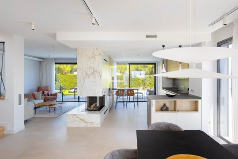 Villa for sale in Montgat, Barcelona, Spain 6 bedrooms, 355 sq.m. No. 150367 - photo 2