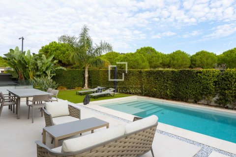 Villa for sale in Montgat, Barcelona, Spain 6 bedrooms, 355 sq.m. No. 150367 - photo 3