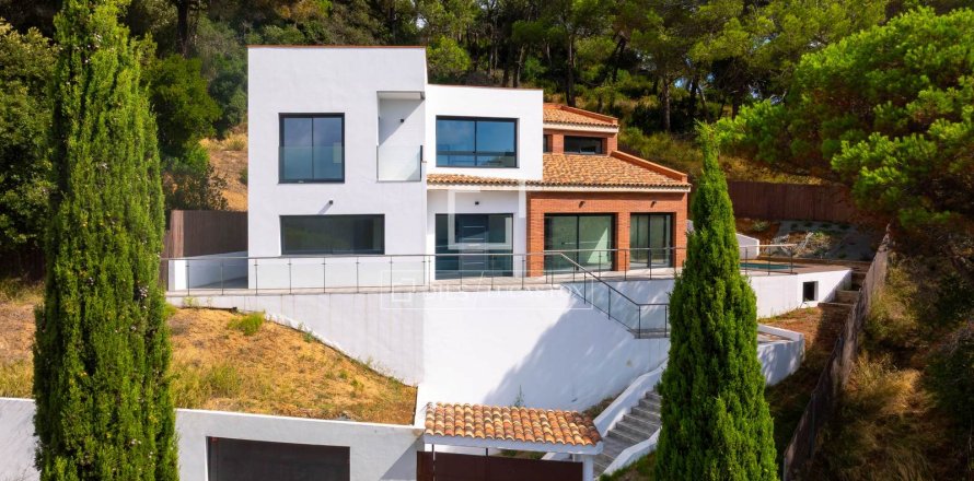 Villa in Vallromanes, Barcelona, Spain 4 bedrooms, 283 sq.m. No. 150368