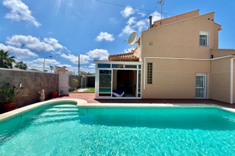 Villa till salu i Torrevieja, Alicante, Spanien 3 sovrum, 115 kvm. Nr. 189358 - foto 2