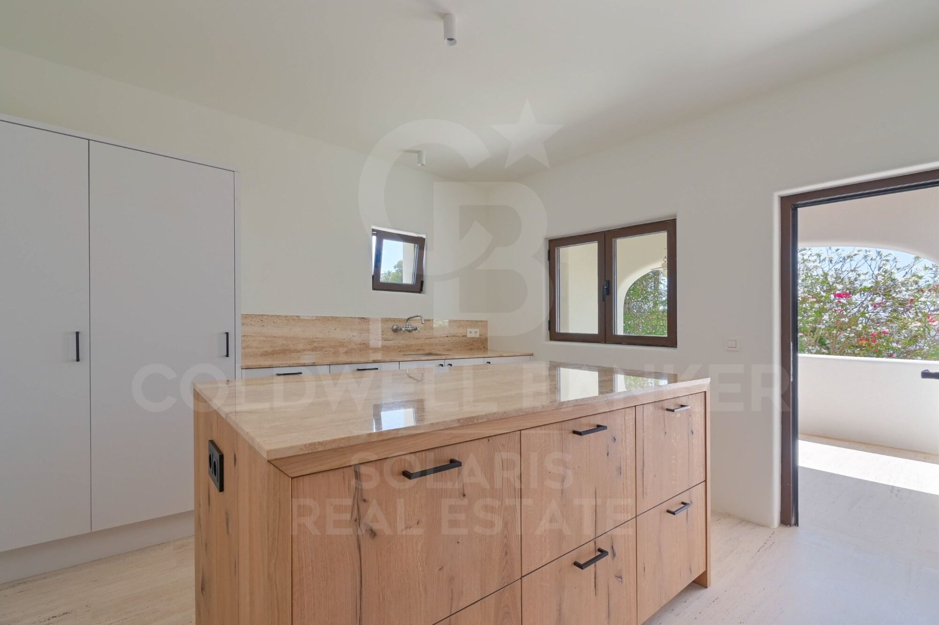 Villa a Benissa, Alicante, Spagna 5 camere da letto, 550 mq. N° 179147