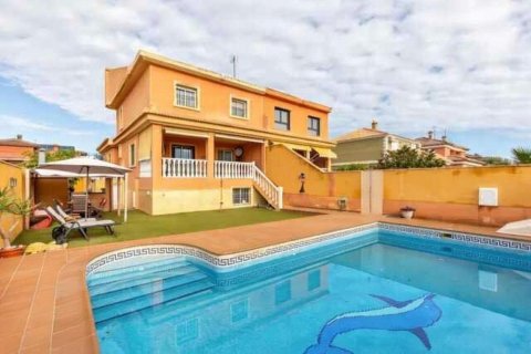Villa a Torrevieja, Alicante, Spagna 4 camere da letto, 250 mq. N° 156079