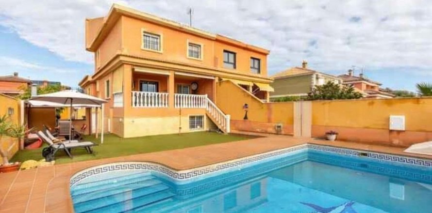 Villa a Torrevieja, Alicante, Spagna 4 camere da letto, 250 mq. N° 156079