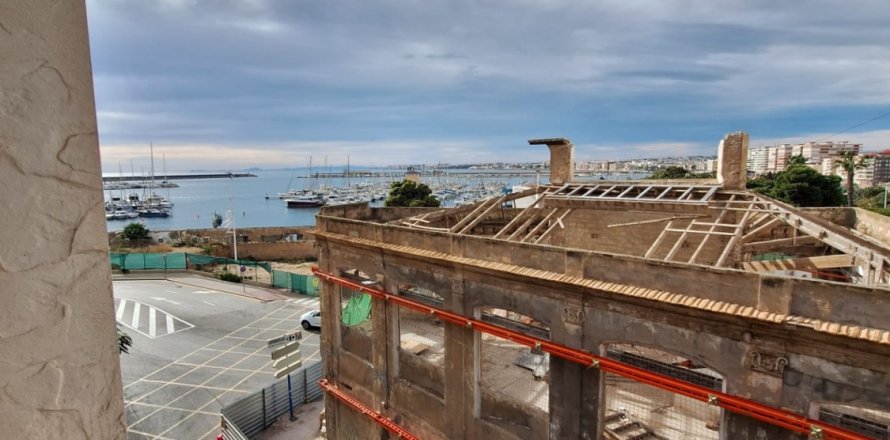 Apartment in Torrevieja, Alicante, Spain 2 bedrooms, 100 sq.m. No. 144361