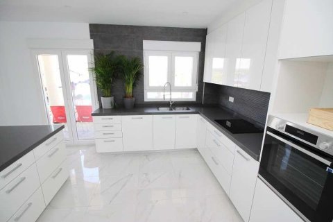 Villa till salu i Pinoso, Alicante, Spanien 4 sovrum, 245 kvm. Nr. 170570 - foto 6