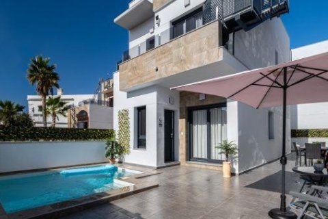 Villa en venta Torrevieja, Alicante, España 3 dormitorios, 106 m2 No. 137648 - foto 1