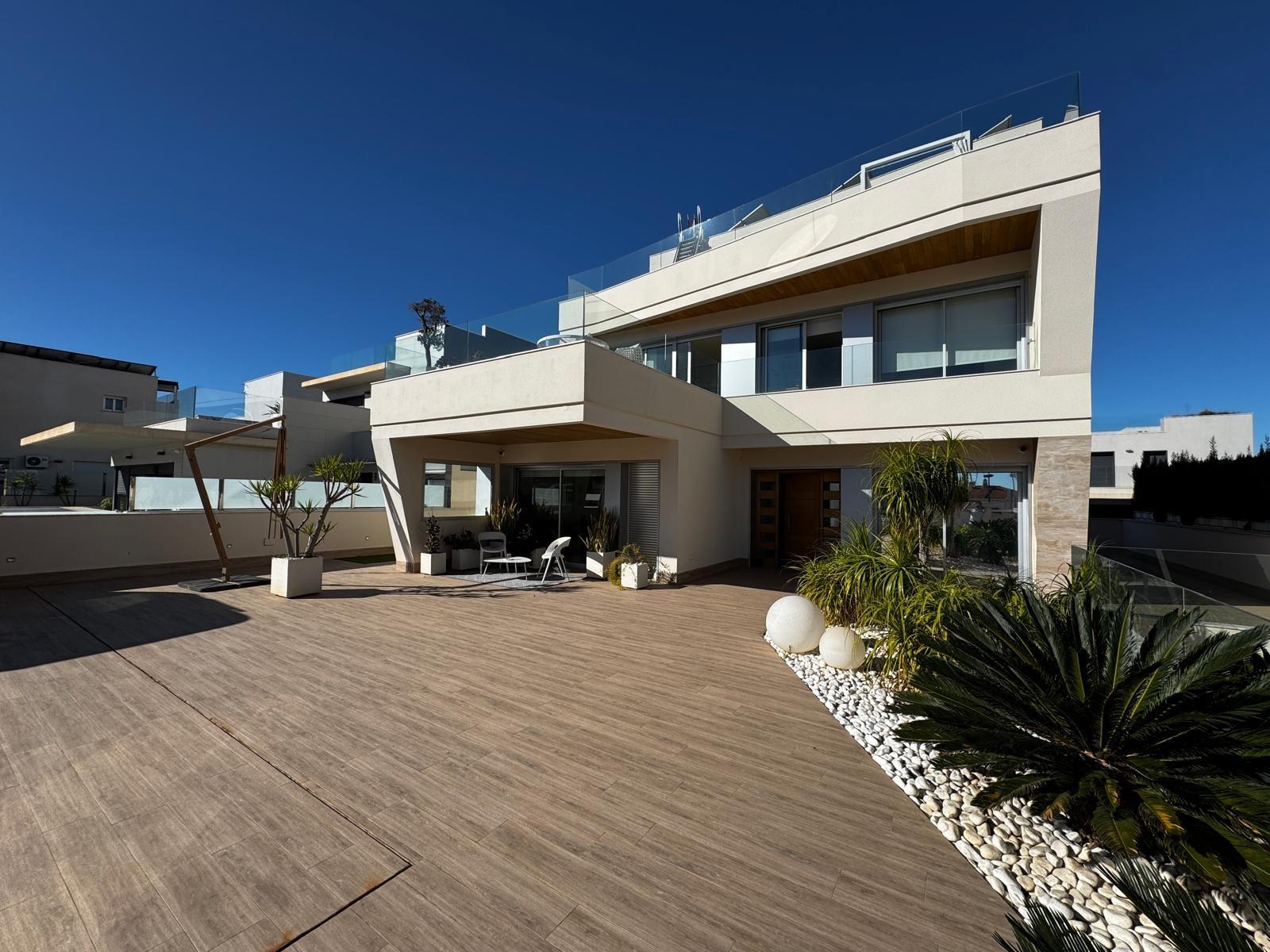Villa a Dehesa De Campoamor, Alicante, Spagna 4 camere da letto, 349 mq. N° 195262