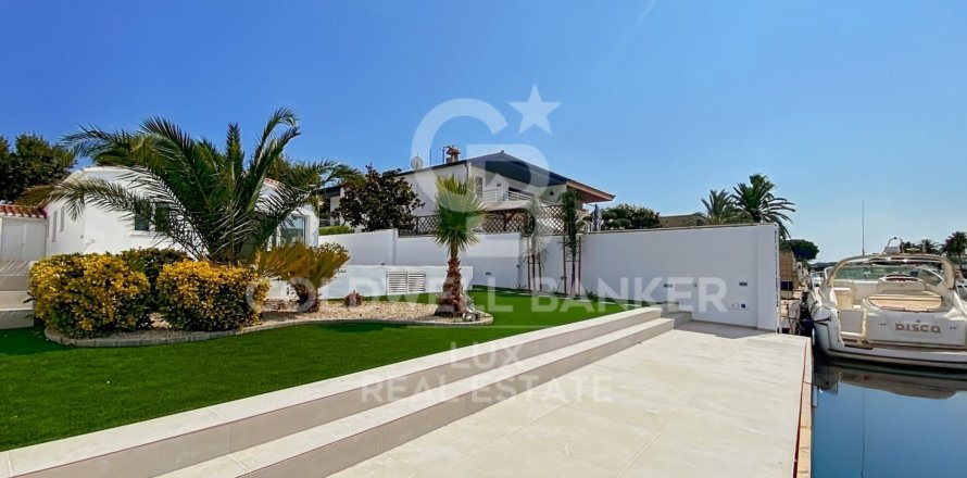 Villa a Empuriabrava, Girona, Spagna 3 camere da letto, 138 mq. N° 160265