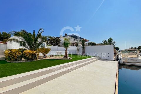 Villa zum Verkauf in Empuriabrava, Girona, Spanien 3 Schlafzimmer, 138 m2 Nr. 160265 - Foto 1