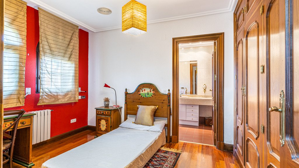 Villa in Las Rozas de Madrid, Madrid, Spain 5 bedrooms, 800 sq.m. No. 108117