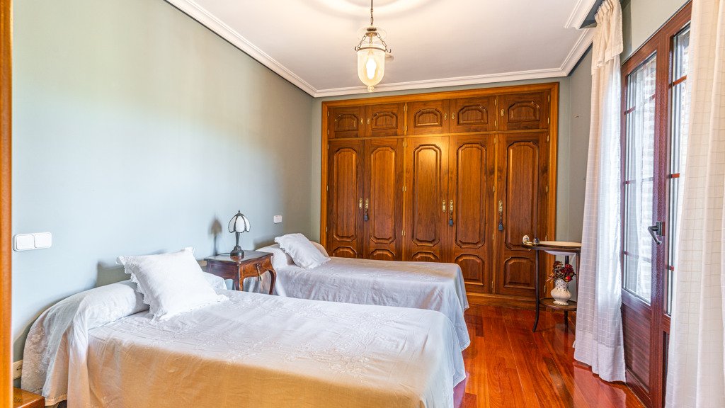 Villa in Las Rozas de Madrid, Madrid, Spain 5 bedrooms, 800 sq.m. No. 108117
