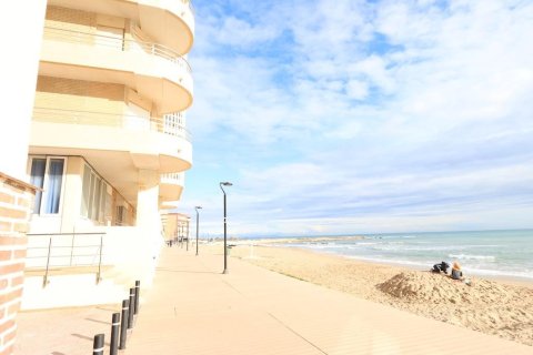 Apartamento en Torrevieja, Alicante, España 4 dormitorios, 76 m2 No. 149298