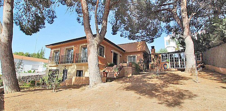 Villa a Torrevieja, Alicante, Spagna 6 camere da letto, 320 mq. N° 144343
