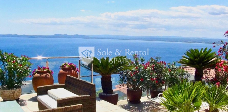 Hus i Roses, Girona, Spanien 5 sovrum, 245 kvm. Nr. 166488