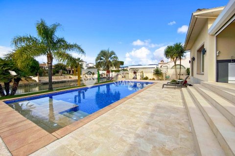 Hus till salu i Empuriabrava, Girona, Spanien 5 sovrum, 356 kvm. Nr. 166489 - foto 5