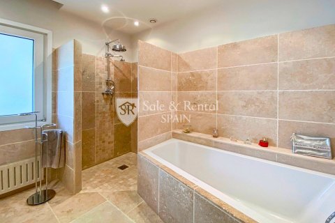 Hus till salu i Empuriabrava, Girona, Spanien 5 sovrum, 356 kvm. Nr. 166489 - foto 26