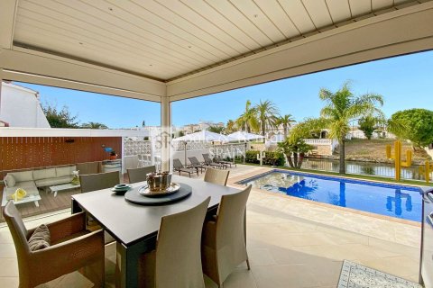 Hus till salu i Empuriabrava, Girona, Spanien 5 sovrum, 356 kvm. Nr. 166489 - foto 12