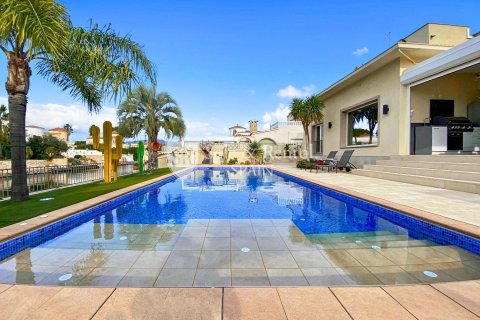 Hus till salu i Empuriabrava, Girona, Spanien 5 sovrum, 356 kvm. Nr. 166489 - foto 2