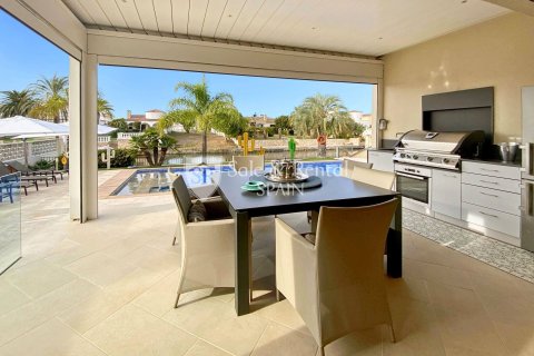 Hus till salu i Empuriabrava, Girona, Spanien 5 sovrum, 356 kvm. Nr. 166489 - foto 9